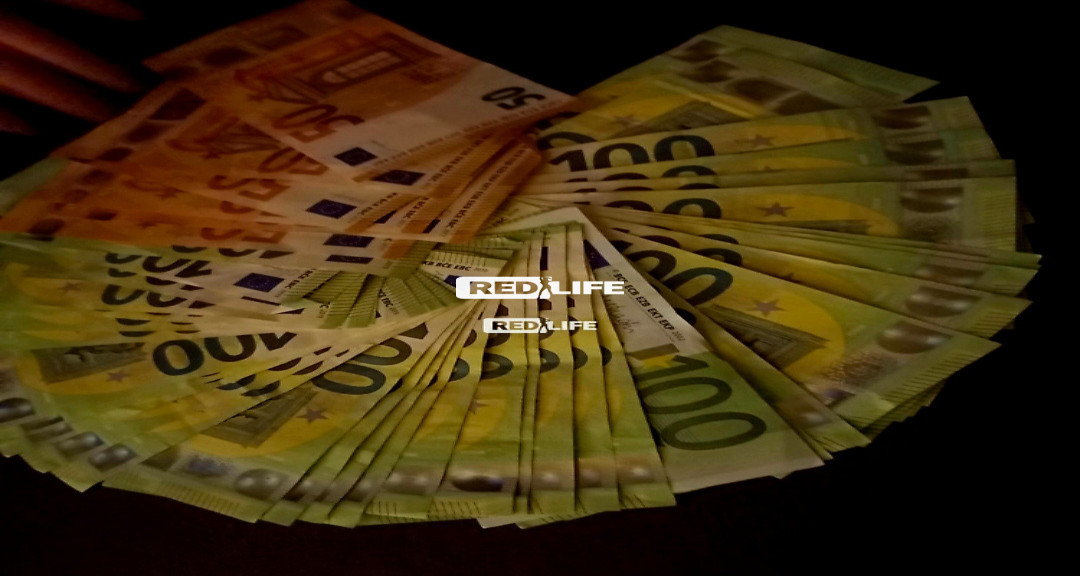 Sok p&eacute;nz 💸 kev&eacute;s idő