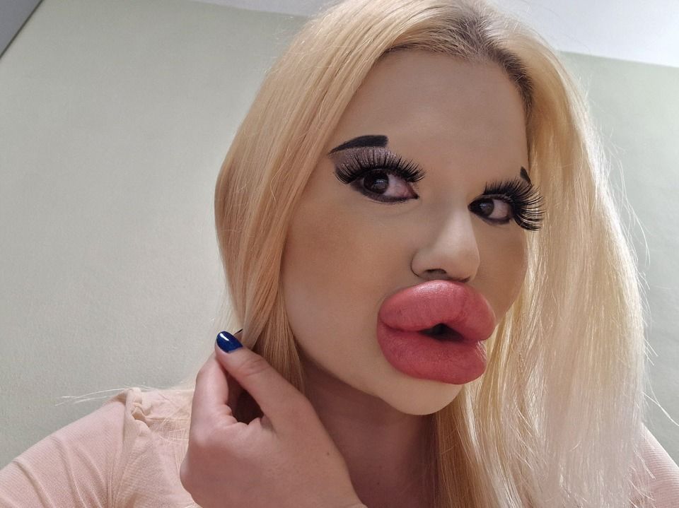OnlyFans Erotik Modell mit den größten Lippen