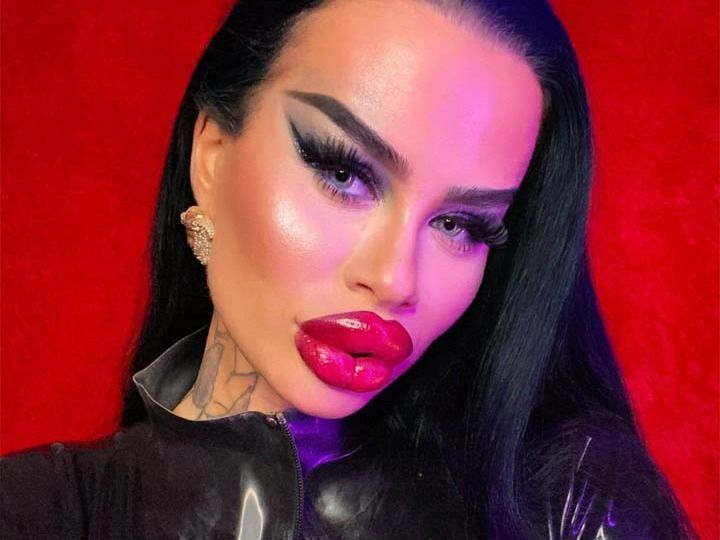 Fetisch Barbie Modell macht Erotik Job